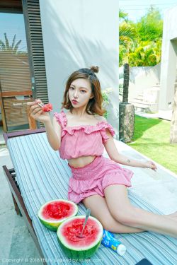 妈妈用床单为儿子缝十多套古装